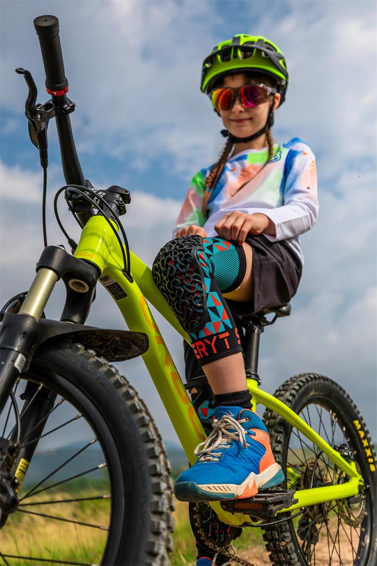 Seryt Youth Flow Knee Guards - Arlechinno