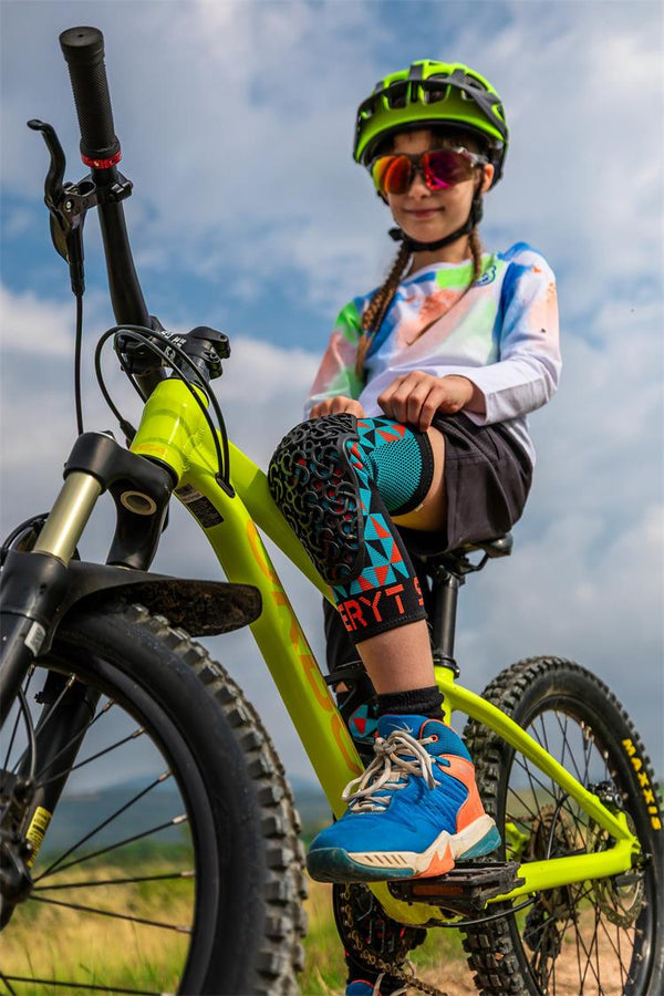 Seryt Youth Flow Knee Guards - Arlechinno