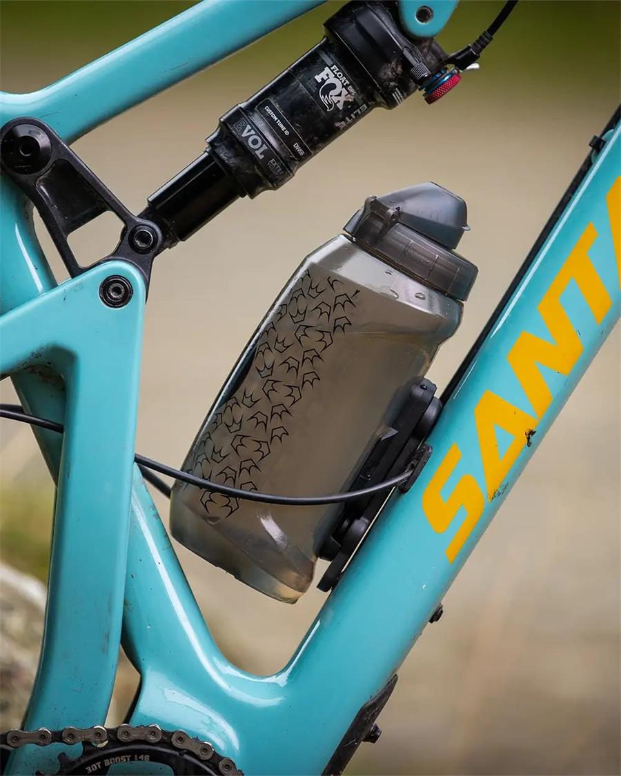 Peaty's x Fidlock Lockin Bottle + Mount