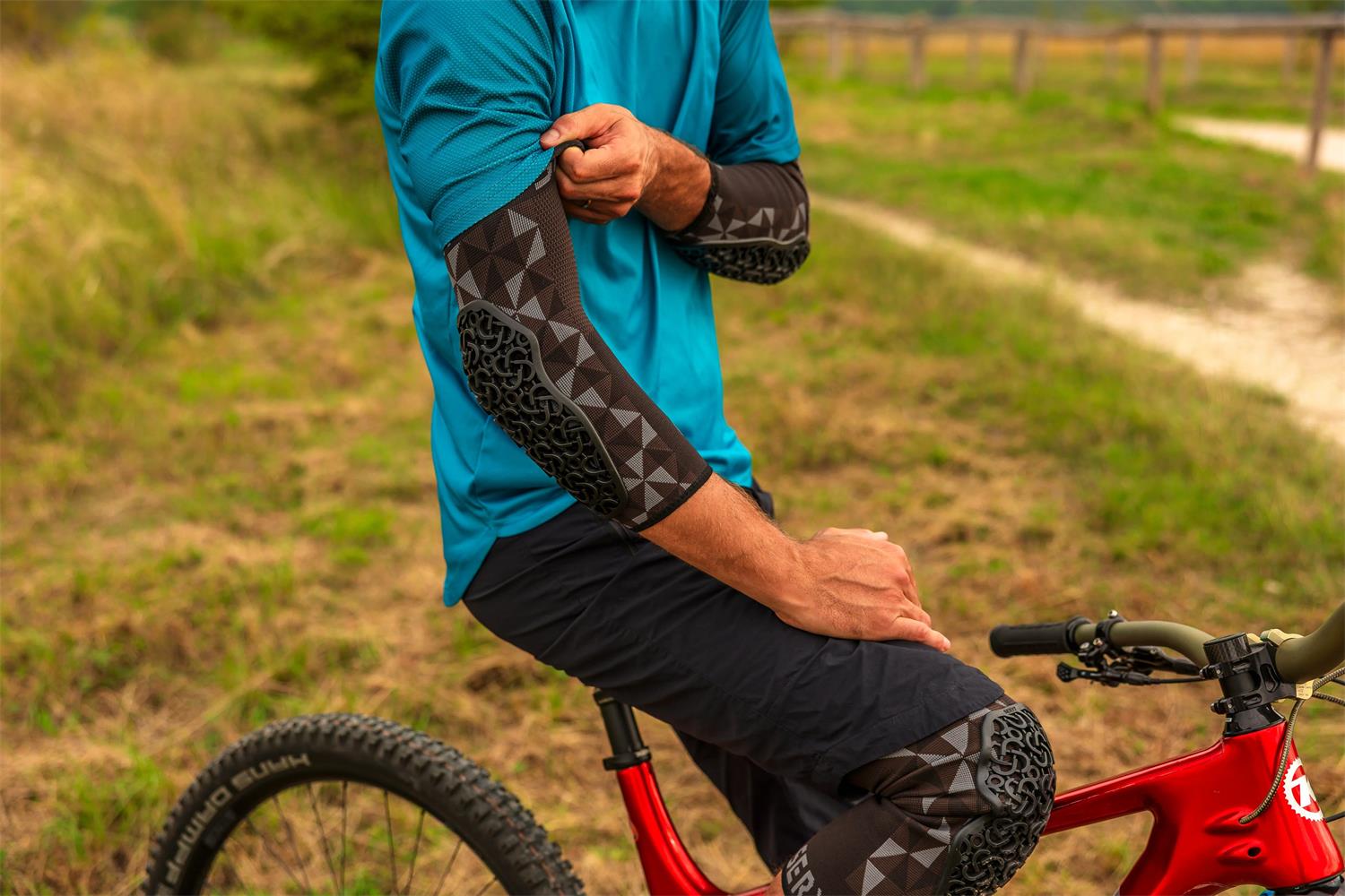 Seryt Adult Flow Elbow Protection - Checker