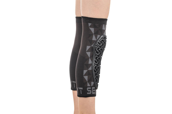 Seryt Youth Flow Knee Guards - Arlechinno